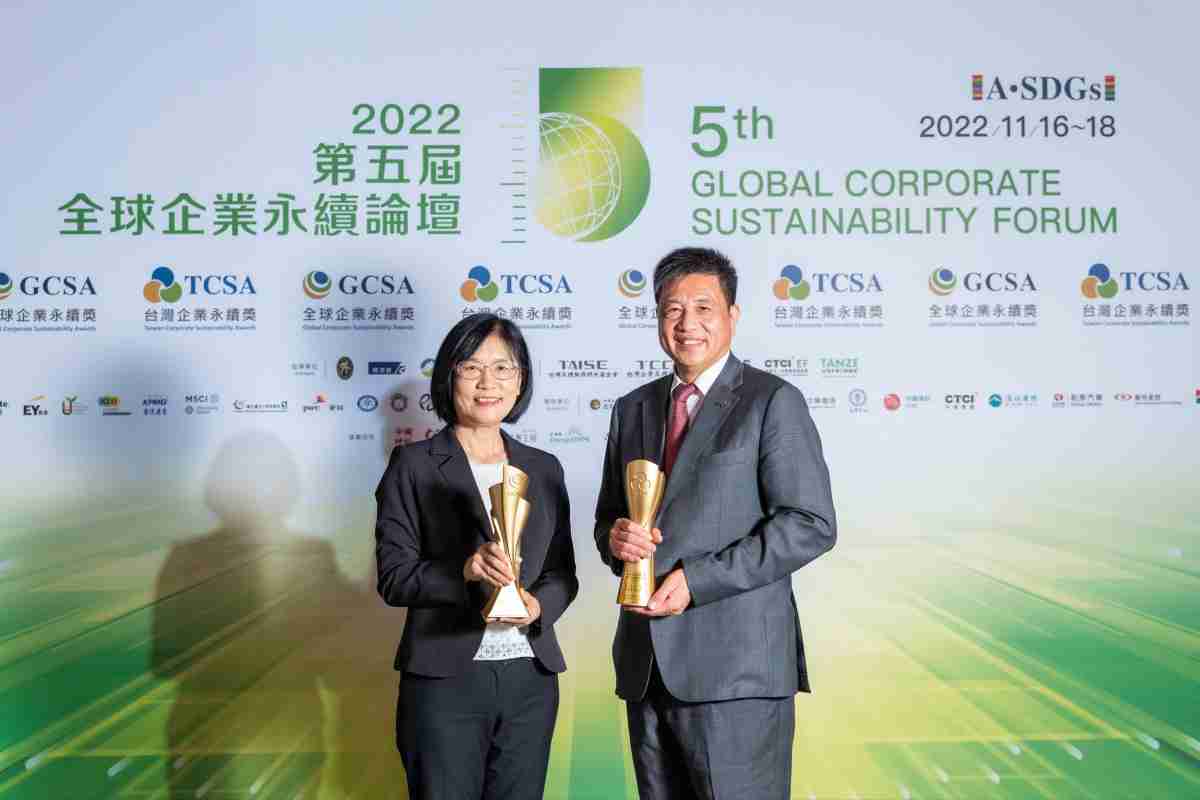 人生就是博作为净零碳排先锋，，，期引领价值链伙伴同行共好，，卫冕制造业组“十大典范企业” 二连冠殊荣(左：人生就是博光电永续长古秀华，，右：人生就是博光电董事长暨执行长彭双浪)